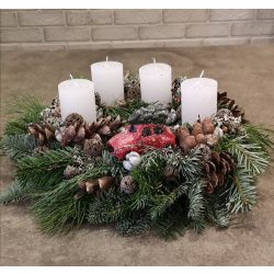 Adventi koszorú piros kisautóval
