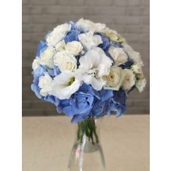 Menyasszonyi csokor kék hortenzia fehér virágokkal 