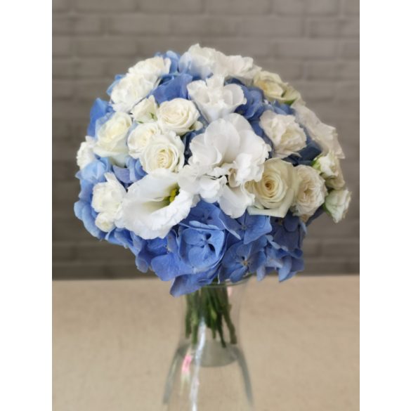 Kék hortenzia fehér virágokkal menyasszonyi csokor