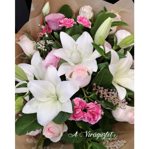 Lily bouquet with mixed flowers