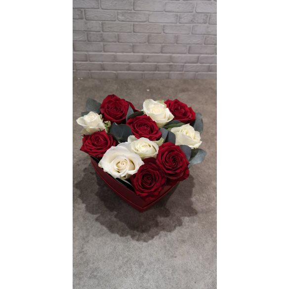 Szív alakú virágbox rózsával