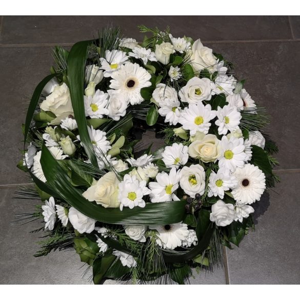 Rounded wreath with leaves
