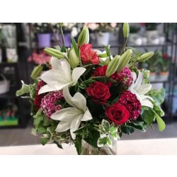 Luxury lily bouquet with roses