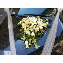 Cream wedding car decoration