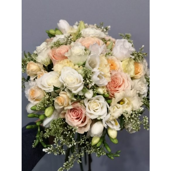 Peachy bridal bouquet