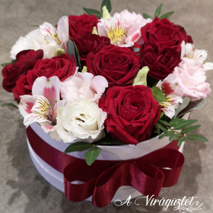 Kerek virágdoboz vegyes virágokból Valentin-napra