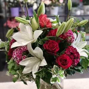 Luxus rózsás liliomos virágcsokor Valentin napra