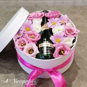 Rózsaszín virágdoboz pezsgővel Valentin-napra